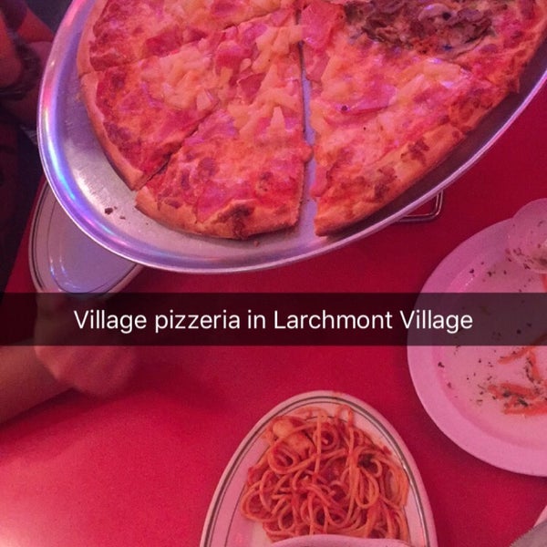 Foto tirada no(a) Village Pizzeria por Sherra Victoria B. em 7/25/2016