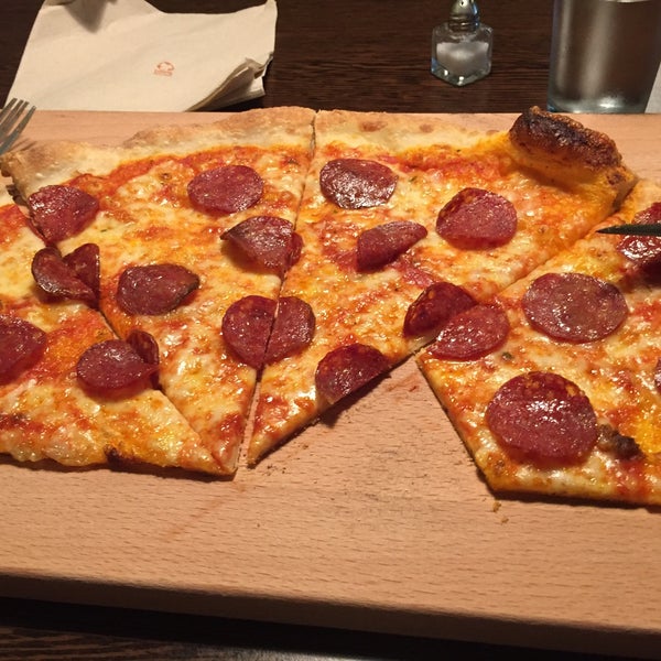 9/25/2015 tarihinde Roberto P.ziyaretçi tarafından Tomasso - New York Pizza'de çekilen fotoğraf
