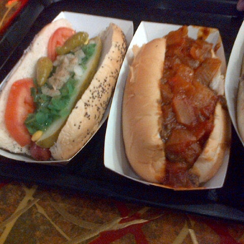 Foto scattata a Zack&#39;s Hotdogs &amp; Hot Sandwiches da Ka T. il 12/19/2012