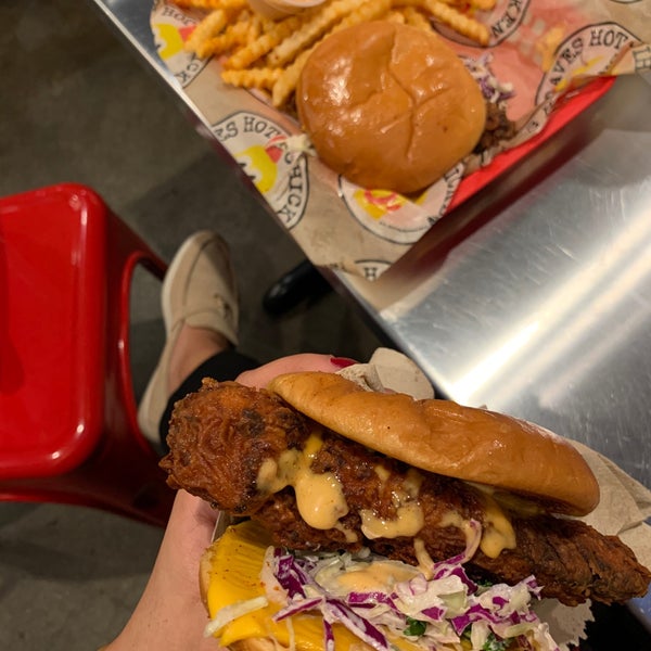 3/1/2020 tarihinde RSziyaretçi tarafından Dave’s Hot Chicken'de çekilen fotoğraf