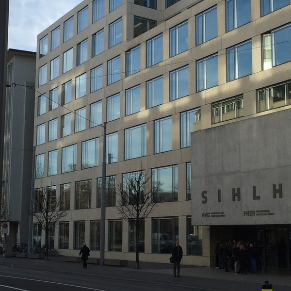 รูปภาพถ่ายที่ Hochschule für Wirtschaft Zürich (HWZ) โดย René L. เมื่อ 11/16/2015