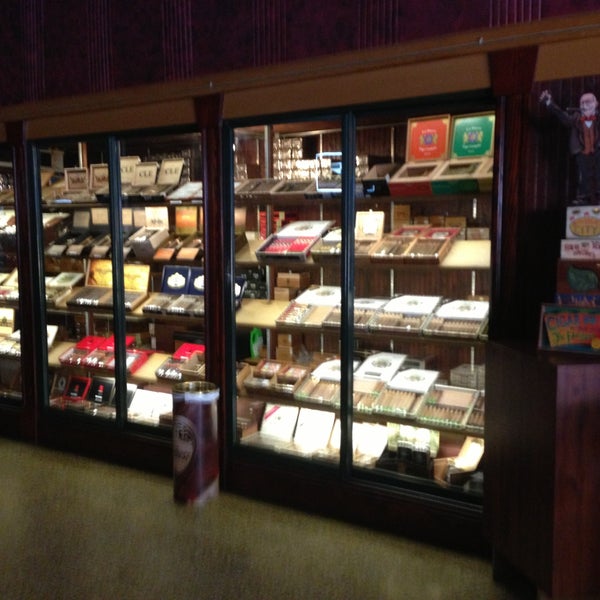 Das Foto wurde bei King Corona Cigars Cafe &amp; Bar von Jimmy V. am 5/12/2013 aufgenommen