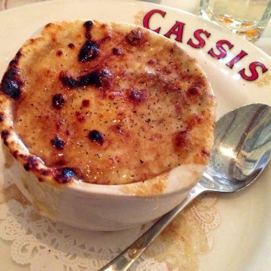 Foto diambil di Brasserie Cassis oleh Justin P. pada 10/20/2012