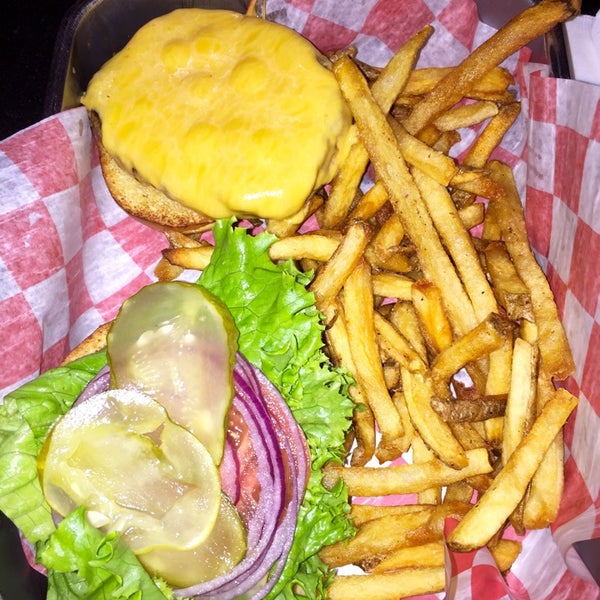 Foto scattata a The Burger Guru da Justin P. il 11/5/2014