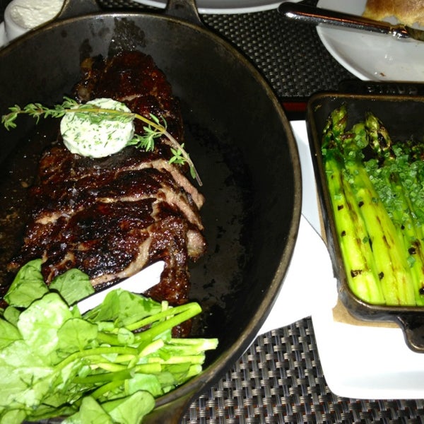 Foto scattata a BLT Steak da Justin P. il 3/14/2013
