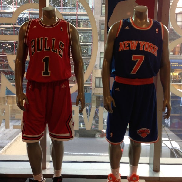Foto diambil di NBA Store oleh Robert G. pada 4/17/2013