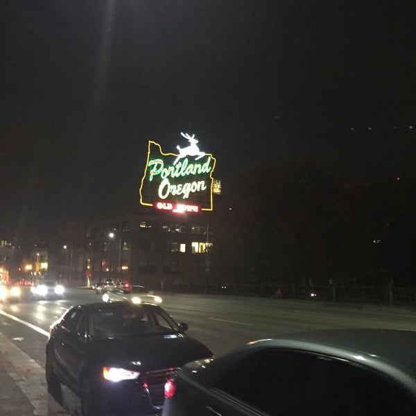 รูปภาพถ่ายที่ The Heathman Hotel โดย Kristen M. เมื่อ 10/26/2015