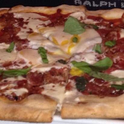10/27/2013에 Troy D.님이 Racanelli&#39;s Original Pizza &amp; Brew에서 찍은 사진