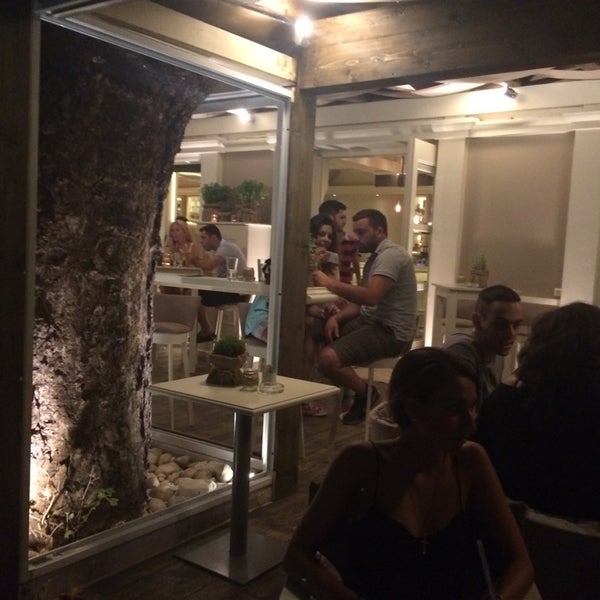 8/5/2014 tarihinde Mairy P.ziyaretçi tarafından Platanos cafe bar'de çekilen fotoğraf