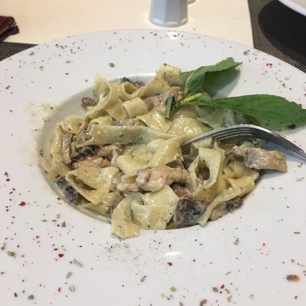 Снимок сделан в Pizzaara İtalyan Cafe &amp; Restaurant пользователем HüLya A. 2/9/2017