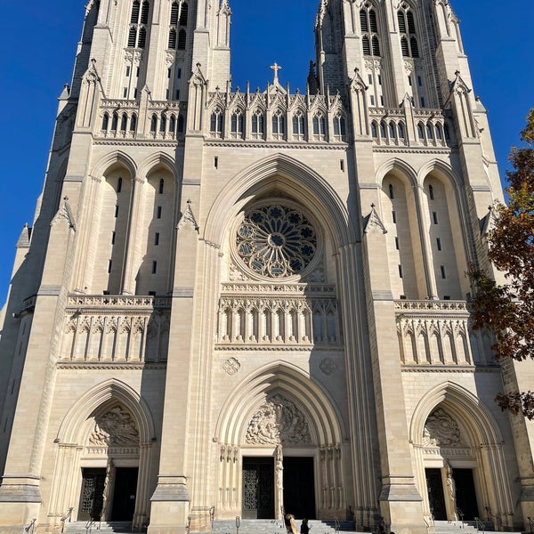 Foto diambil di Washington National Cathedral oleh Coskun U. pada 11/8/2021