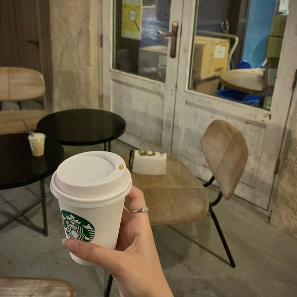 Das Foto wurde bei Starbucks von Na am 3/7/2023 aufgenommen