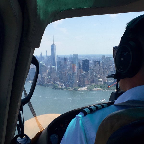 Foto diambil di Liberty Helicopter Tours oleh Jitse R. pada 7/16/2015