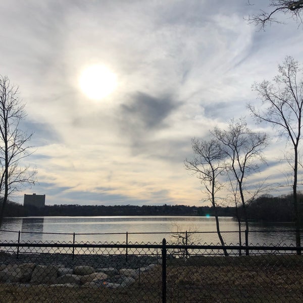 Foto diambil di Fresh Pond Reservation oleh Rachel B. pada 3/25/2019