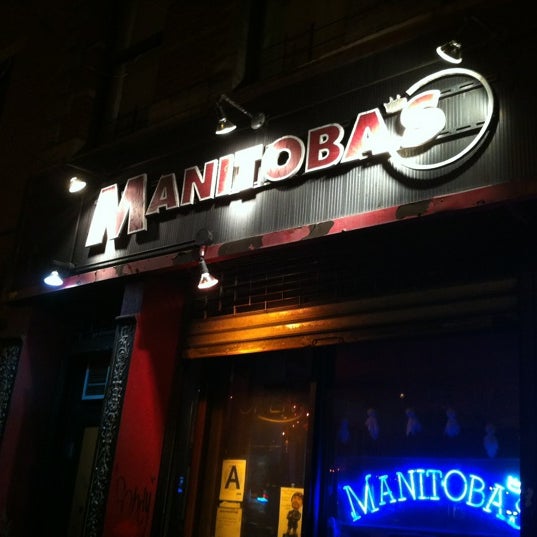 Foto tirada no(a) Manitoba&#39;s por Christopher N. em 11/18/2012