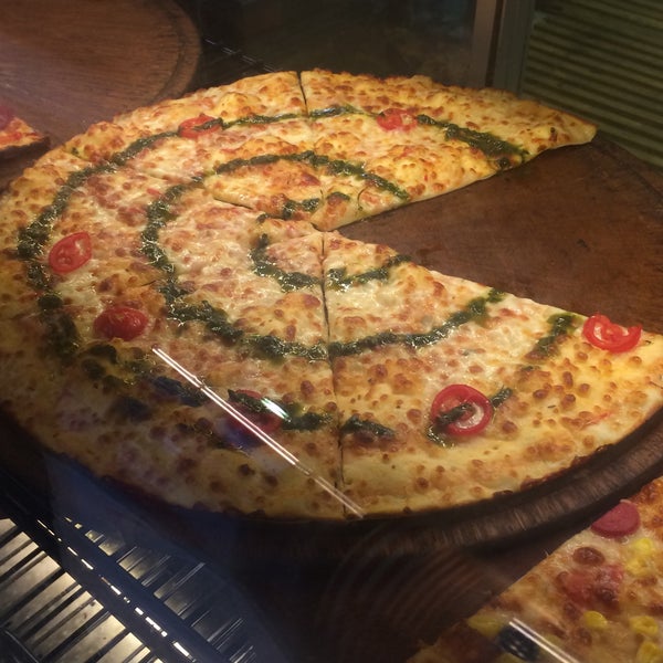 Foto diambil di Pizza2Go oleh Busra S. pada 7/18/2015