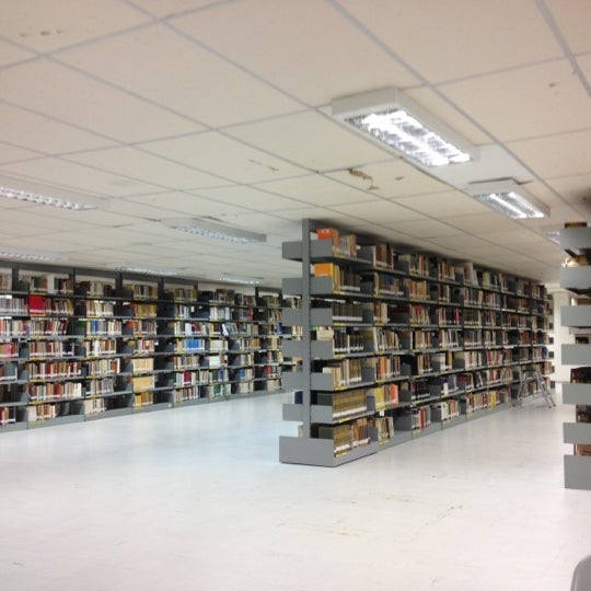 10/4/2012 tarihinde Madson Bruno d.ziyaretçi tarafından BCZM - Biblioteca Central Zila Mamede'de çekilen fotoğraf