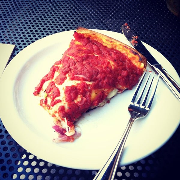 10/15/2013 tarihinde Helene K.ziyaretçi tarafından Patxi&#39;s Pizza'de çekilen fotoğraf
