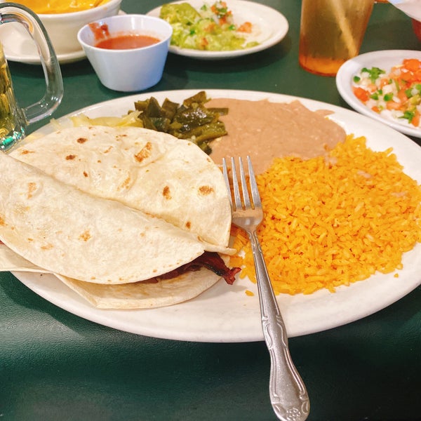 Foto diambil di Ojeda&#39;s Mexican Restaurant oleh Yuko E. pada 7/26/2022