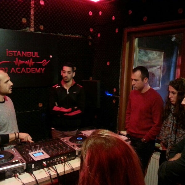 Dj academy. Фильм выпускной диджей. Школа диджеинга. Диджей выпускной 4 класс. Dj dstaff саратов.