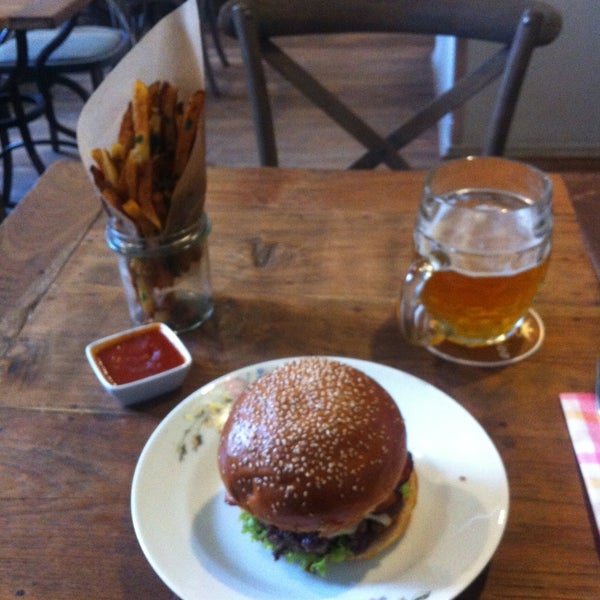 5/6/2013 tarihinde Jirka K.ziyaretçi tarafından Dish fine burger bistro'de çekilen fotoğraf