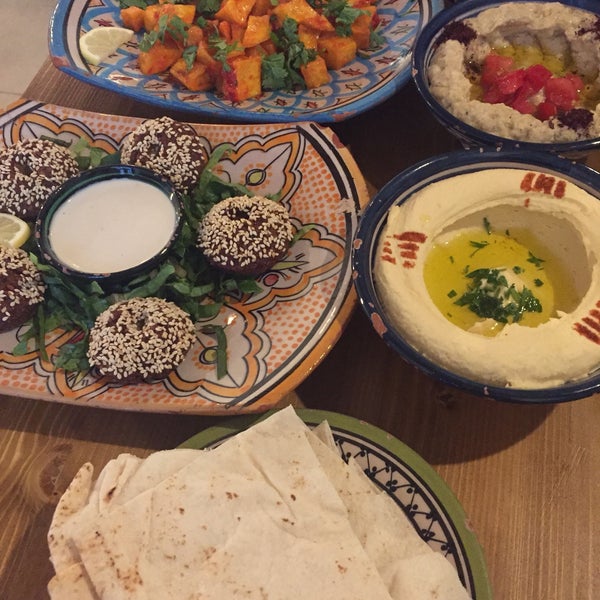 Foto tomada en Leila&#39;s Authentic Lebanese Cuisine  por B. el 9/11/2018