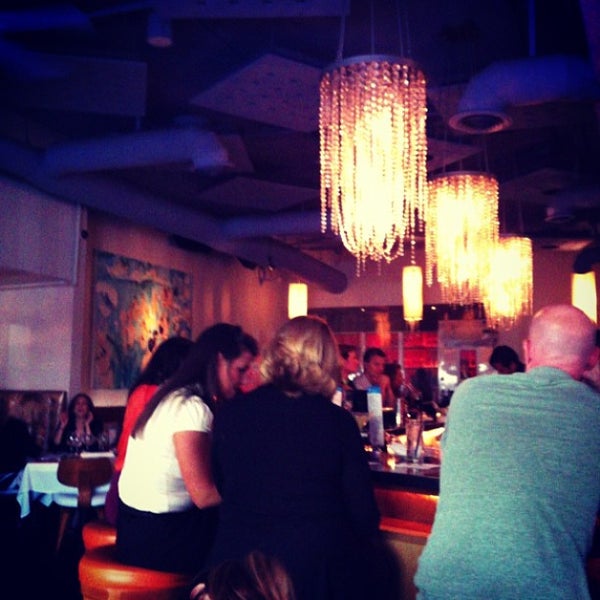 รูปภาพถ่ายที่ Nic&#39;s Martini Lounge โดย Mark E S. เมื่อ 7/19/2013