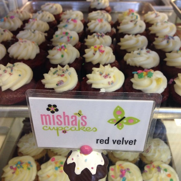 10/7/2013 tarihinde Leigha H.ziyaretçi tarafından Misha&#39;s Cupcakes'de çekilen fotoğraf