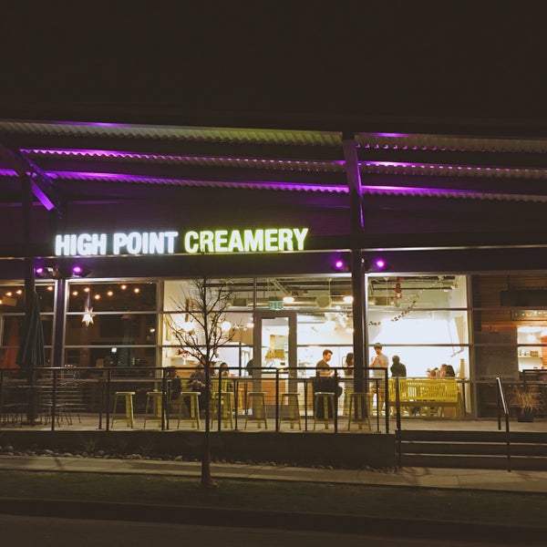 รูปภาพถ่ายที่ High Point Creamery โดย Deb C. เมื่อ 4/8/2016