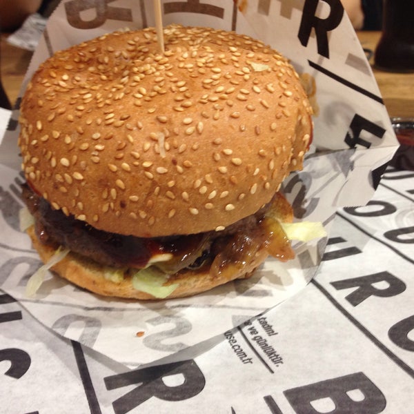 รูปภาพถ่ายที่ Burger House โดย Fatih Ç. เมื่อ 12/15/2014