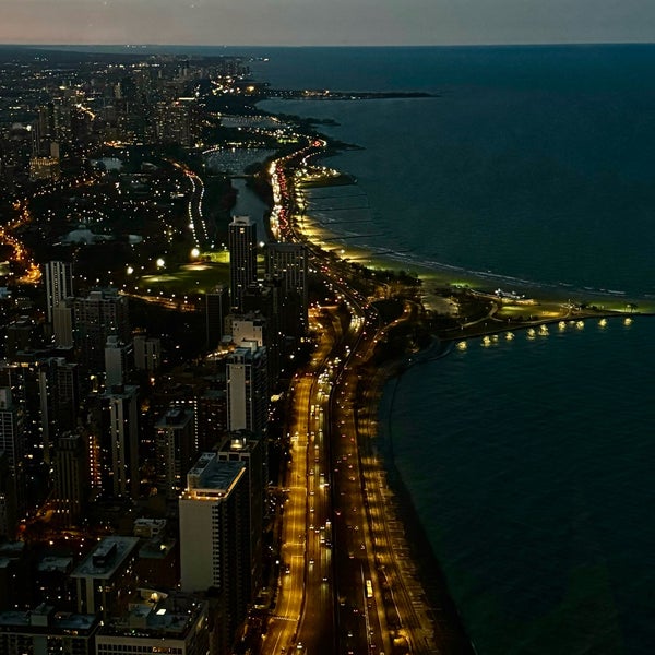 3/7/2024 tarihinde 𝐌𝐨𝐮𝐬𝐚ziyaretçi tarafından 360 CHICAGO'de çekilen fotoğraf
