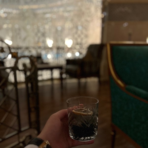 รูปภาพถ่ายที่ Turquoise Cigar Lounge - Ritz Carlton โดย Fahd เมื่อ 5/31/2023