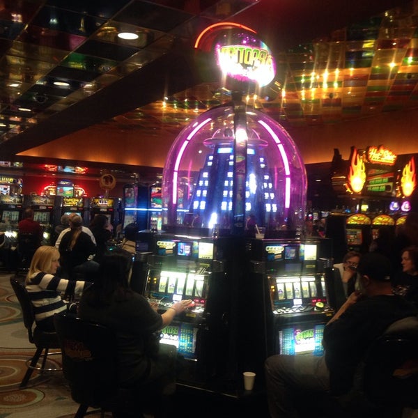 รูปภาพถ่ายที่ Isle Casino Hotel Bettendorf โดย Angel N. เมื่อ 2/23/2014