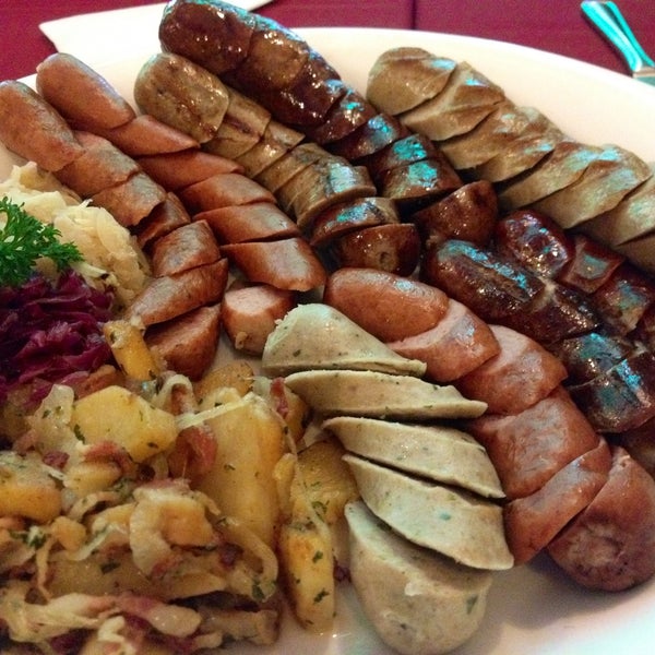 Foto scattata a Gartenstadt German Restaurant da Thuy H. il 6/4/2014