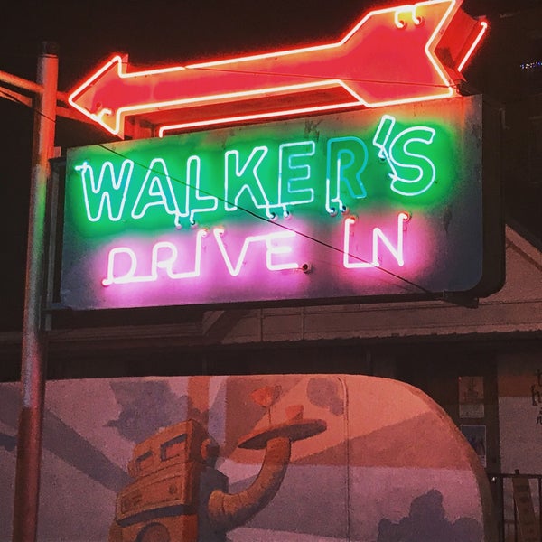 Foto tirada no(a) Walker&#39;s Drive In por Ryan W. em 3/18/2018