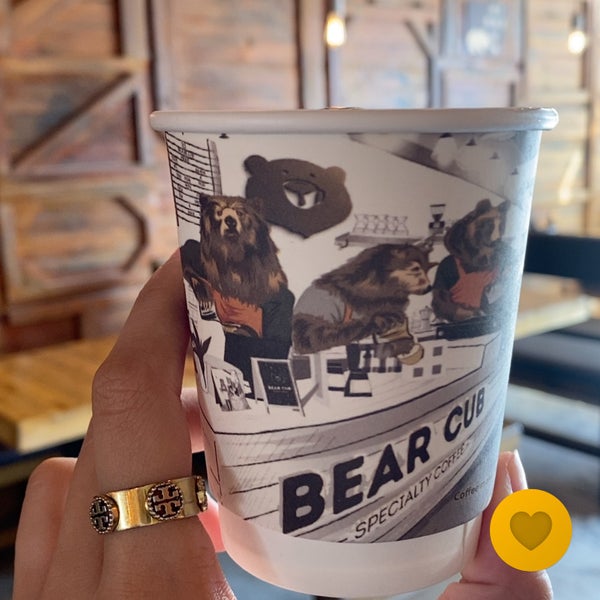 Foto tirada no(a) BEAR CUB ®️ Specialty coffee Roasteryمحمصة بير كب للقهوة المختصة por H em 10/30/2022
