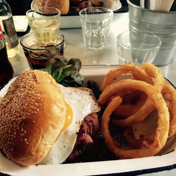 Foto scattata a Uncle Babe&#39;s Burger Bar da Jona D. il 4/24/2015