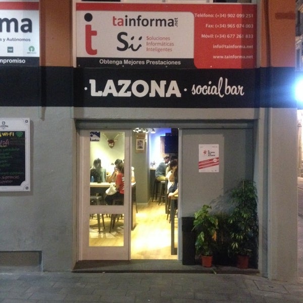 Foto tirada no(a) La Zona Social Bar por Gabi S. em 6/5/2014