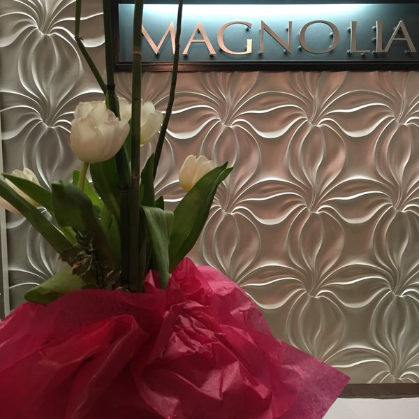 รูปภาพถ่ายที่ Magnolia Hotel โดย Shane T. เมื่อ 2/23/2016