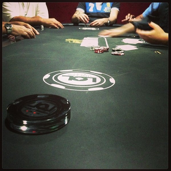 Foto tirada no(a) LOL Clube &amp; Bar - Poker por Rafael B. em 5/17/2013
