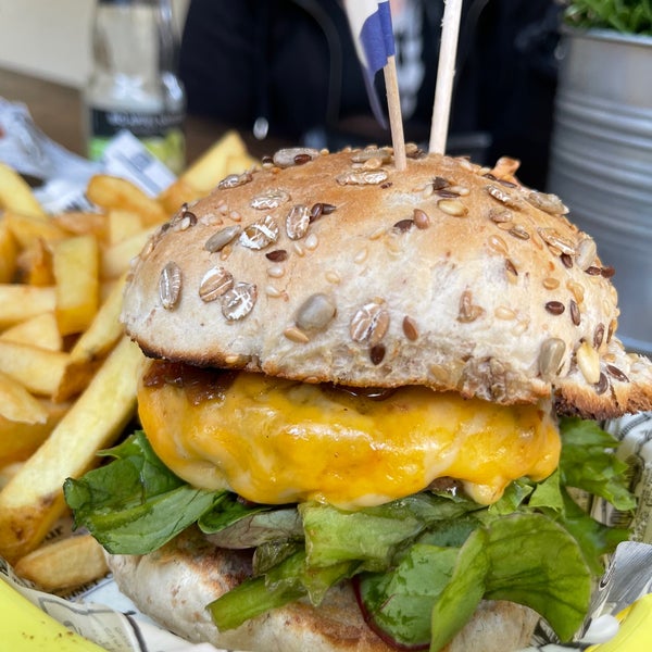 5/15/2022 tarihinde Megan Allisonziyaretçi tarafından Rembrandt Burger'de çekilen fotoğraf