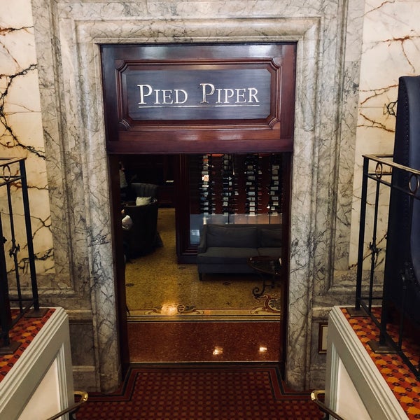 รูปภาพถ่ายที่ Pied Piper Bar &amp; Grill โดย Megan Allison เมื่อ 7/19/2018