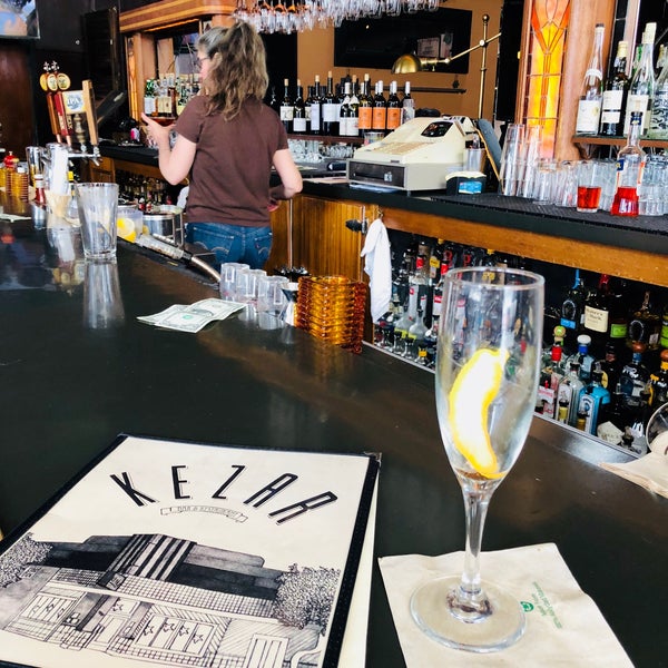 Das Foto wurde bei Kezar Bar &amp; Restaurant von Megan Allison am 7/25/2018 aufgenommen