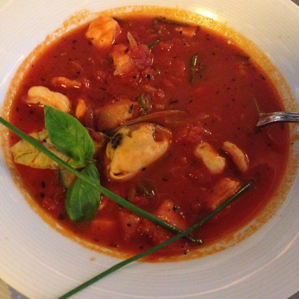 Здесь томатный суп с морепродуктами просто божественный!