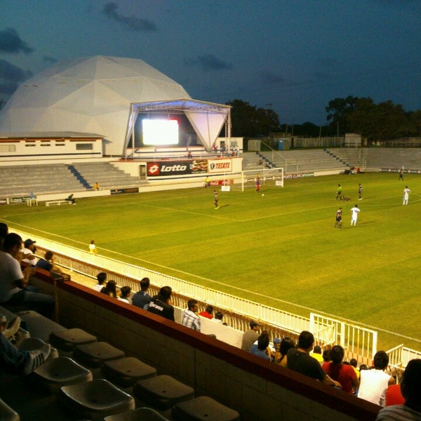 Снимок сделан в Estadio Altamira пользователем Poncho A. 8/18/2013