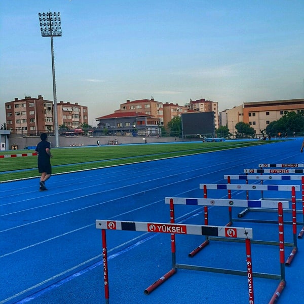 Foto diambil di Burhan Felek Spor Kompleksi oleh Samet A. pada 5/24/2021