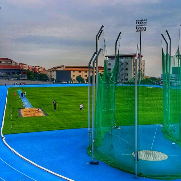Foto diambil di Burhan Felek Spor Kompleksi oleh Samet A. pada 6/7/2021
