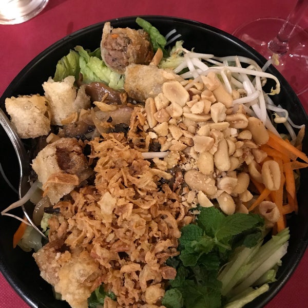 Bun Bo Xao with shiitake mushrooms is really good here! Lively restaurant, good for couples or groups. Reasonably prices, 8-11 euros for main course.