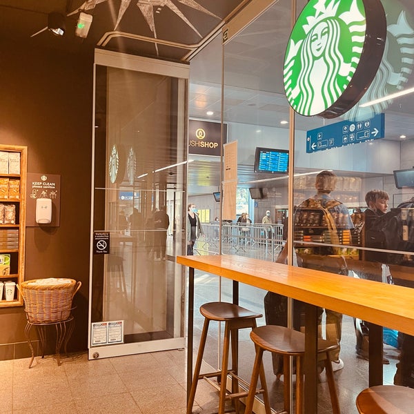Foto scattata a Starbucks da ABDULRAHMN 🧞 il 10/8/2021
