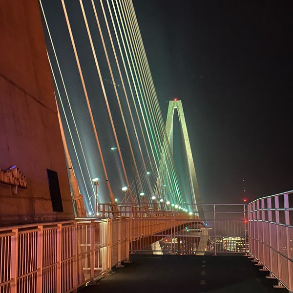 Foto diambil di Arthur Ravenel Jr. Bridge oleh Tanya P. pada 3/27/2023